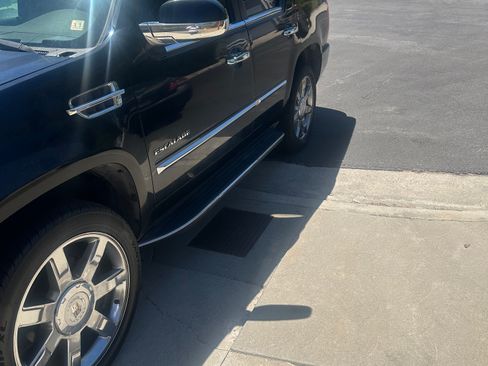Used 2010 Cadillac Escalade 2WD image 2