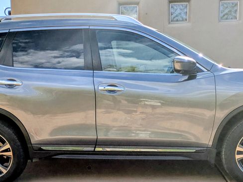 Used 2017 Nissan Rogue SL w/ SL Premium Package image 2