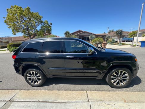 Used 2017 Jeep Grand Cherokee Overland w/ Jeep Active Safety Group AWD/4WD image 1