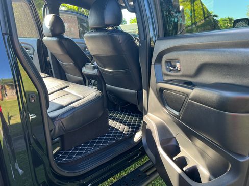 Used 2019 Nissan Titan SV w/ SV Convenience Package image 18