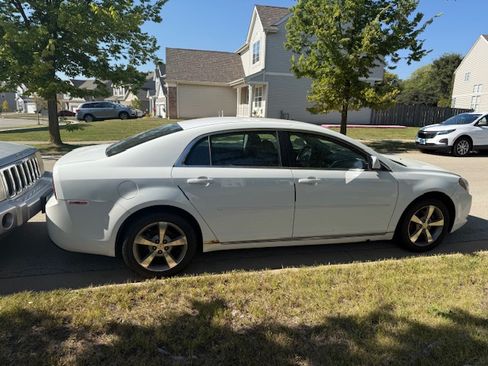 Used 2011 Chevrolet Malibu LT image 2