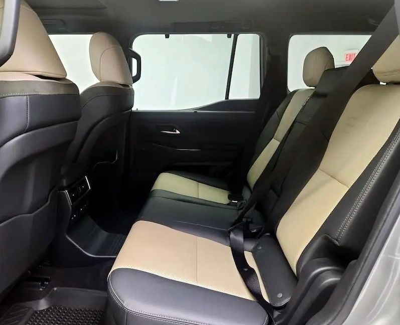 Used 2025 Lexus GX 550 w/ Accessory Package (32) AWD/4WD image 14