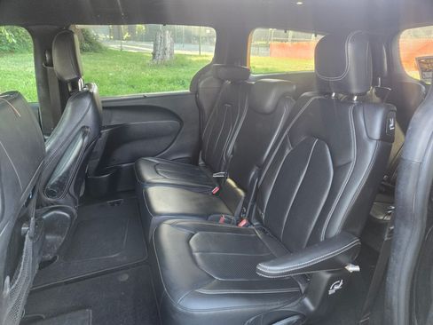 Used 2019 Chrysler Pacifica Touring-L w/ Advanced Safetytec Group image 8