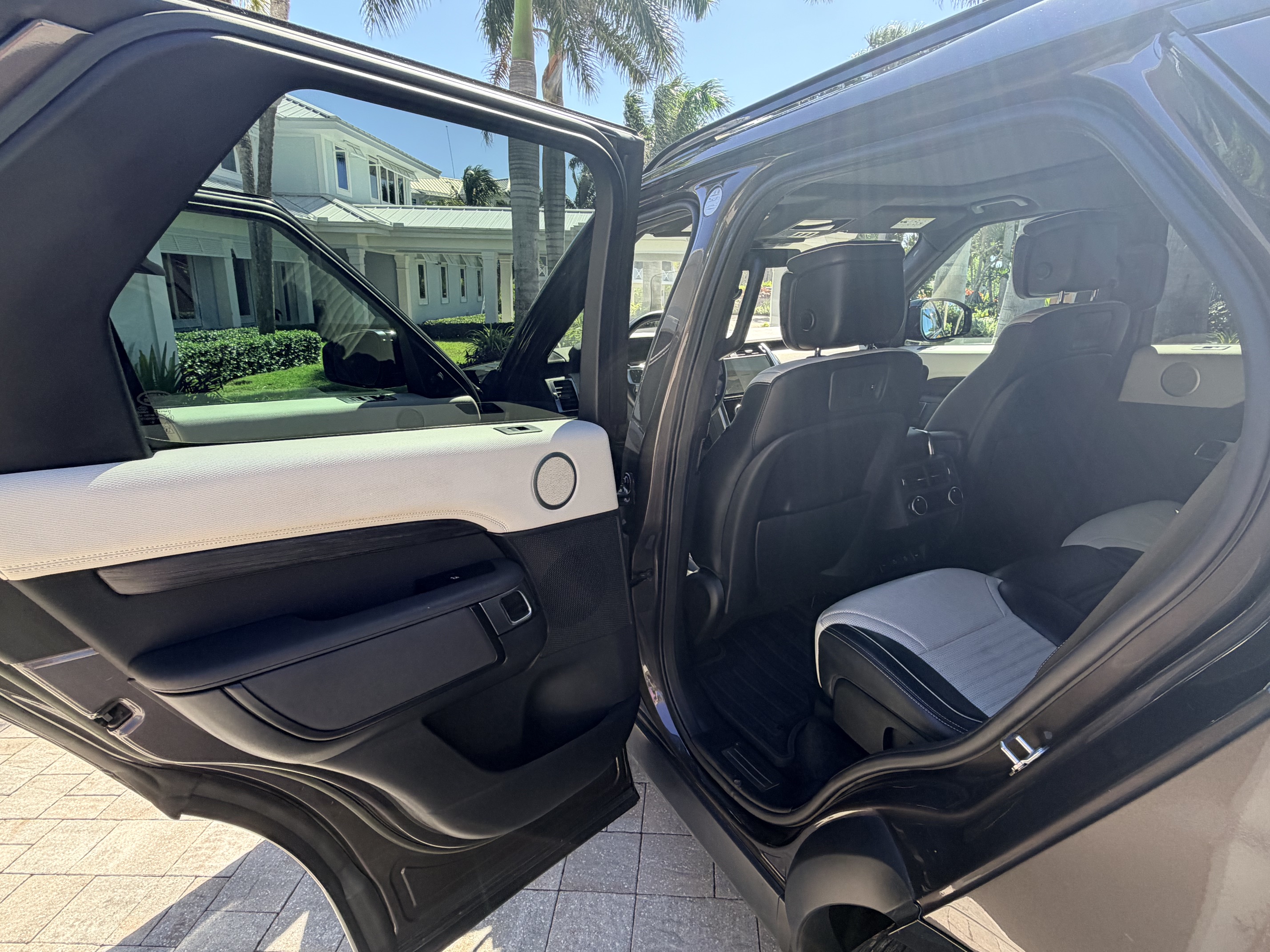 Used 2022 Land Rover Discovery S R-Dynamic AWD/4WD image 13