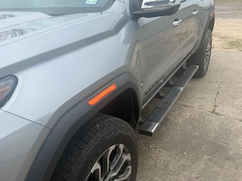 Used 2023 GMC Canyon Denali image 4