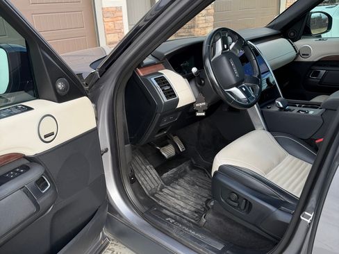 Used 2021 Land Rover Discovery S R-Dynamic image 11