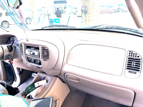 Used 2001 Ford Expedition XLT RWD image 9