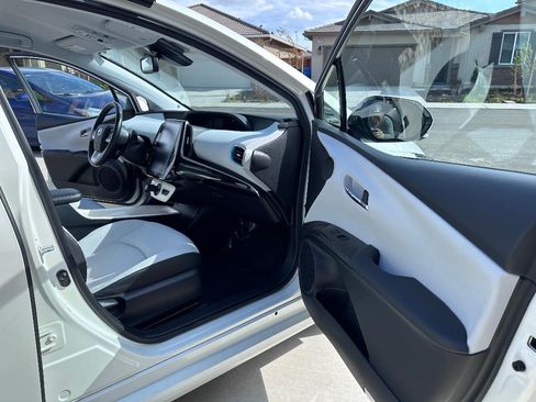 Used 2019 Toyota Prius Prime Advanced image 13