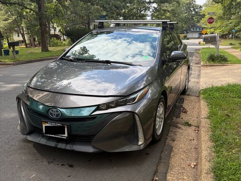 Used 2017 Toyota Prius Prime Premium FWD image 4