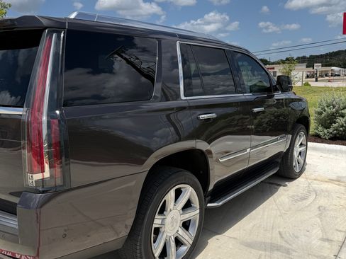 Used 2017 Cadillac Escalade Luxury AWD/4WD image 11