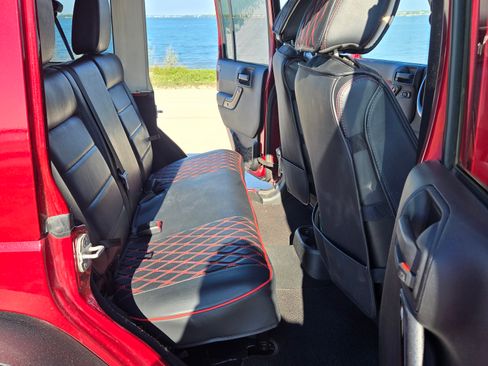 Used 2012 Jeep Wrangler Unlimited Sahara image 15