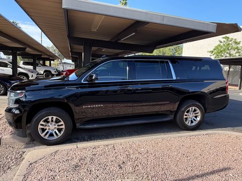 Used 2019 Chevrolet Suburban LT RWD image 2