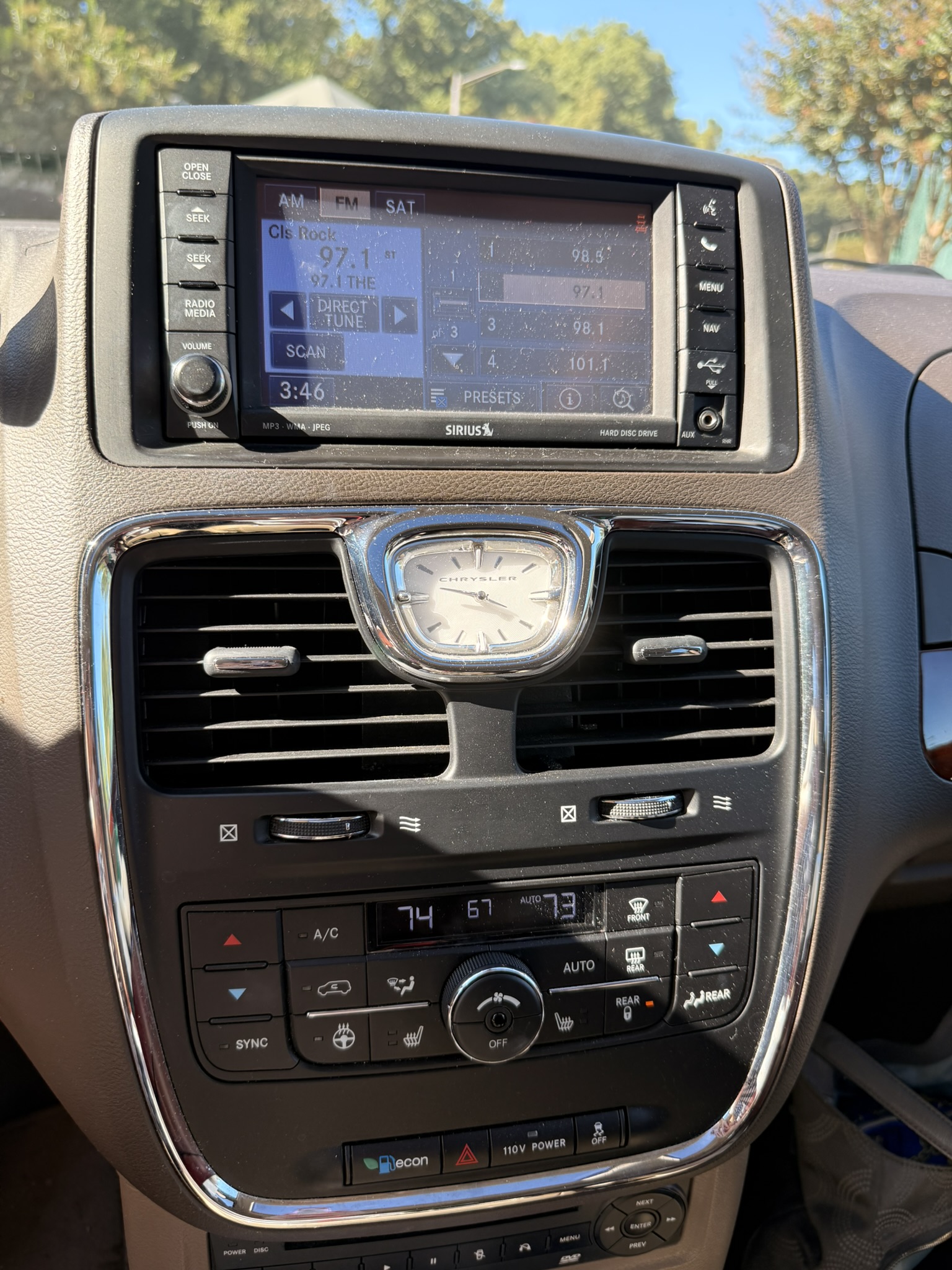 Used 2012 Chrysler Town & Country Limited w/ Luxury Group FWD image 12