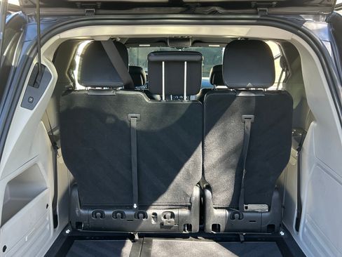 Used 2017 Dodge Grand Caravan SXT image 13