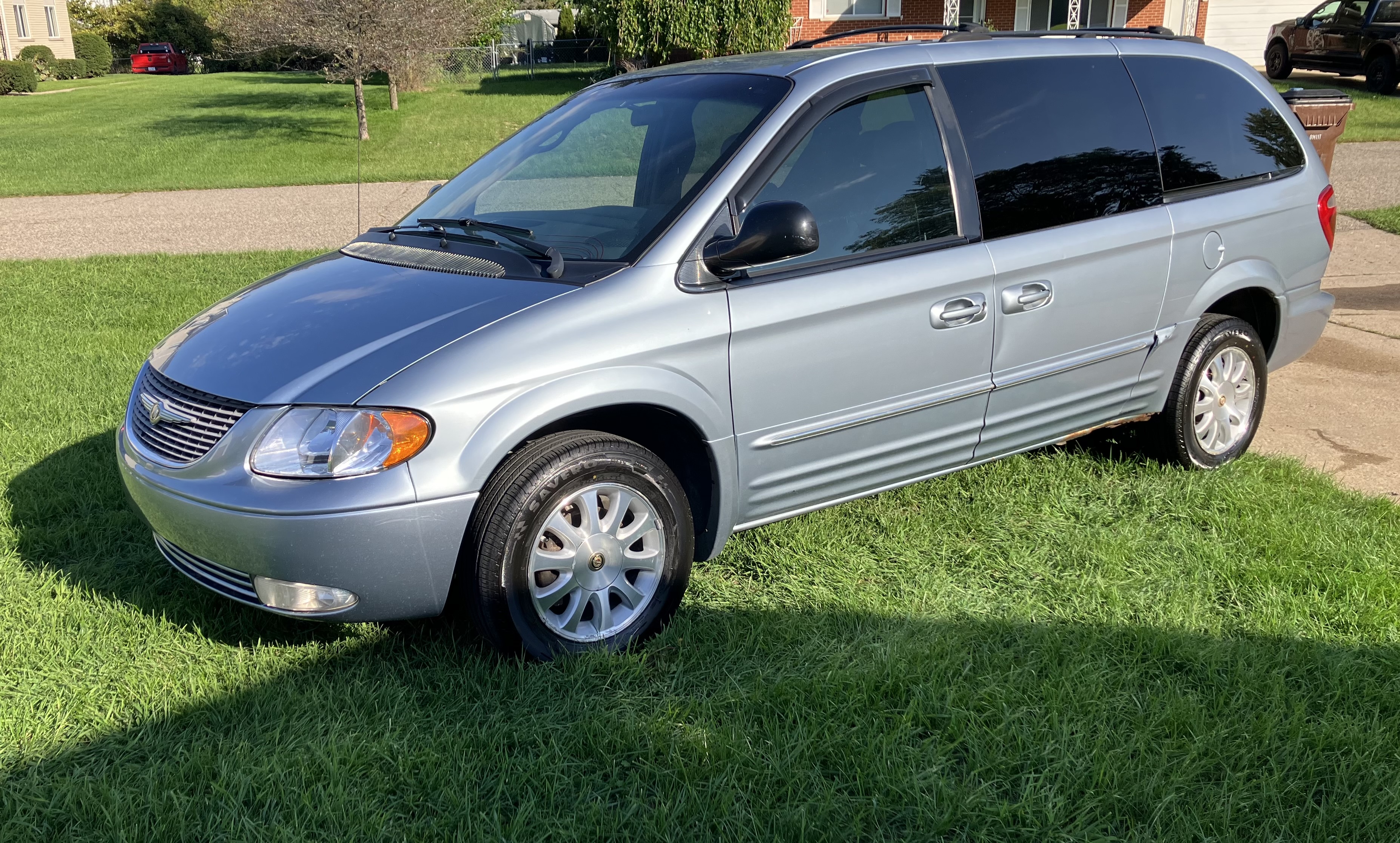 Used 2002 Chrysler Town & Country LXi FWD image 1