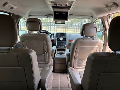 Used 2015 Chrysler Town & Country Touring-L w/ Driver Convenience Group image 19