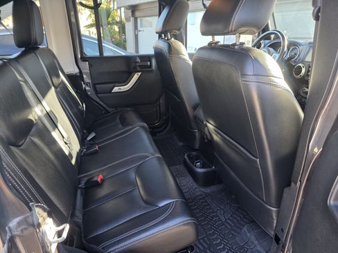 Used 2014 Jeep Wrangler Unlimited Rubicon image 2