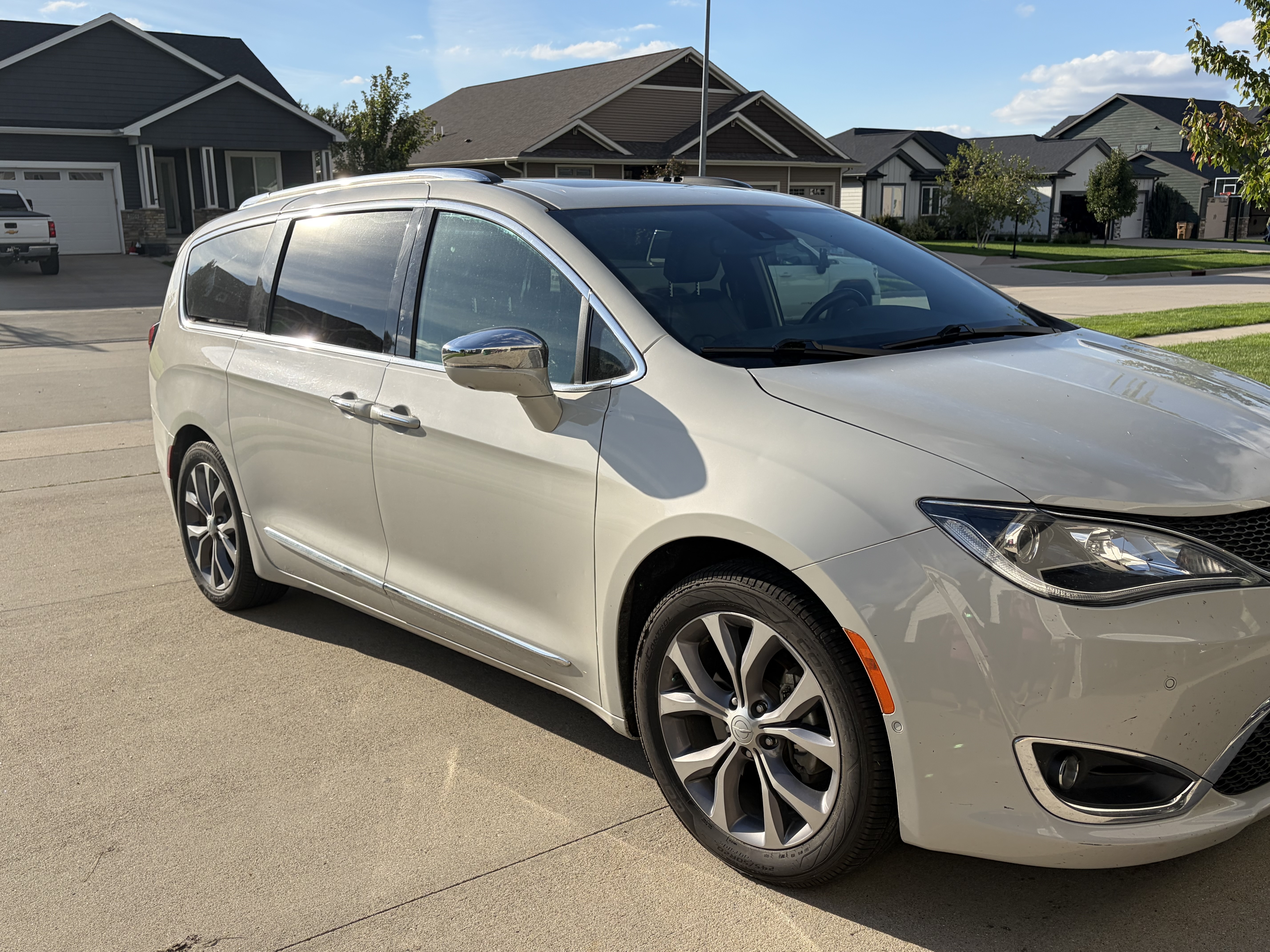 Used 2019 Chrysler Pacifica Limited w/ Advanced Safetytec Group FWD image 4
