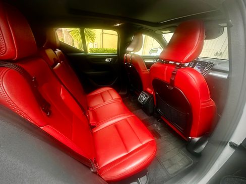 Used 2019 Volvo XC40 T5 Momentum image 13