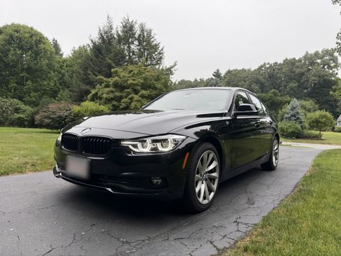 Used 2017 BMW 320i xDrive Sedan AWD/4WD image 2