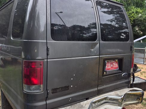 Used 2004 Ford E-350 and Econoline 350 XLT RWD image 5