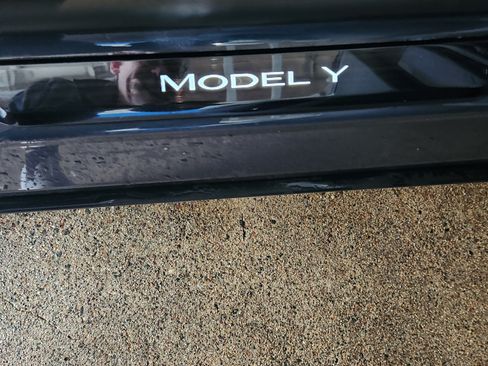 Used 2023 Tesla Model Y Long Range image 9