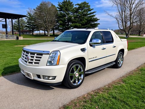 Used 2012 Cadillac Escalade EXT Luxury image 1