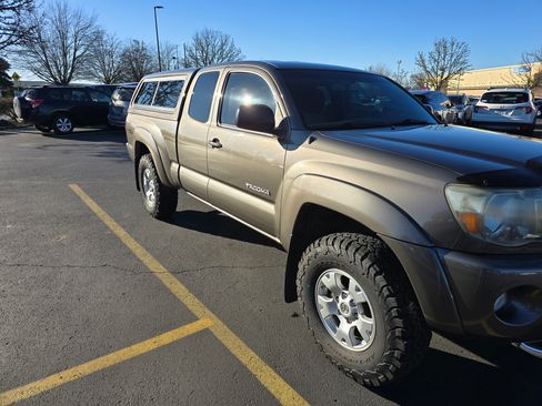 Used 2011 Toyota Tacoma 4x4 Access Cab V6 w/ TRD Off-Road Pkg image 4