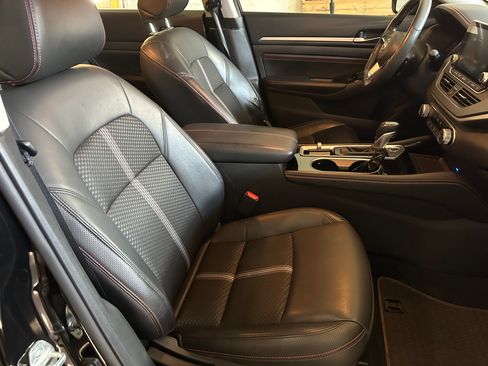 Used 2023 Nissan Altima 2.5 SR FWD image 12