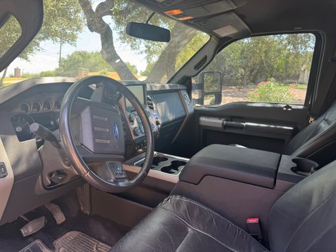 Used 2014 Ford F250 Lariat w/ Lariat Interior Package image 8