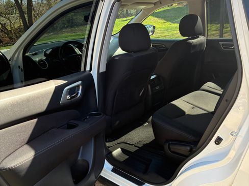Used 2017 Nissan Pathfinder SV image 8