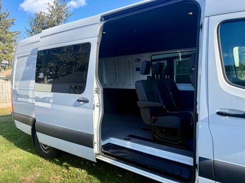 Used 2023 Mercedes-Benz Sprinter 2500 image 14