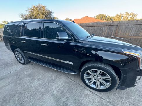 Used 2017 Cadillac Escalade ESV Luxury image 18