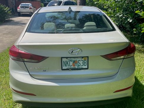 Used 2017 Hyundai Elantra SE FWD image 2