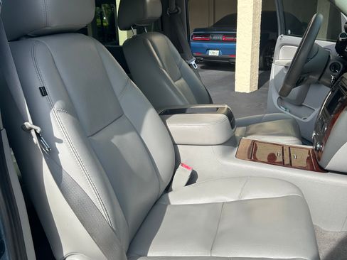 Used 2011 Chevrolet Avalanche LTZ image 13