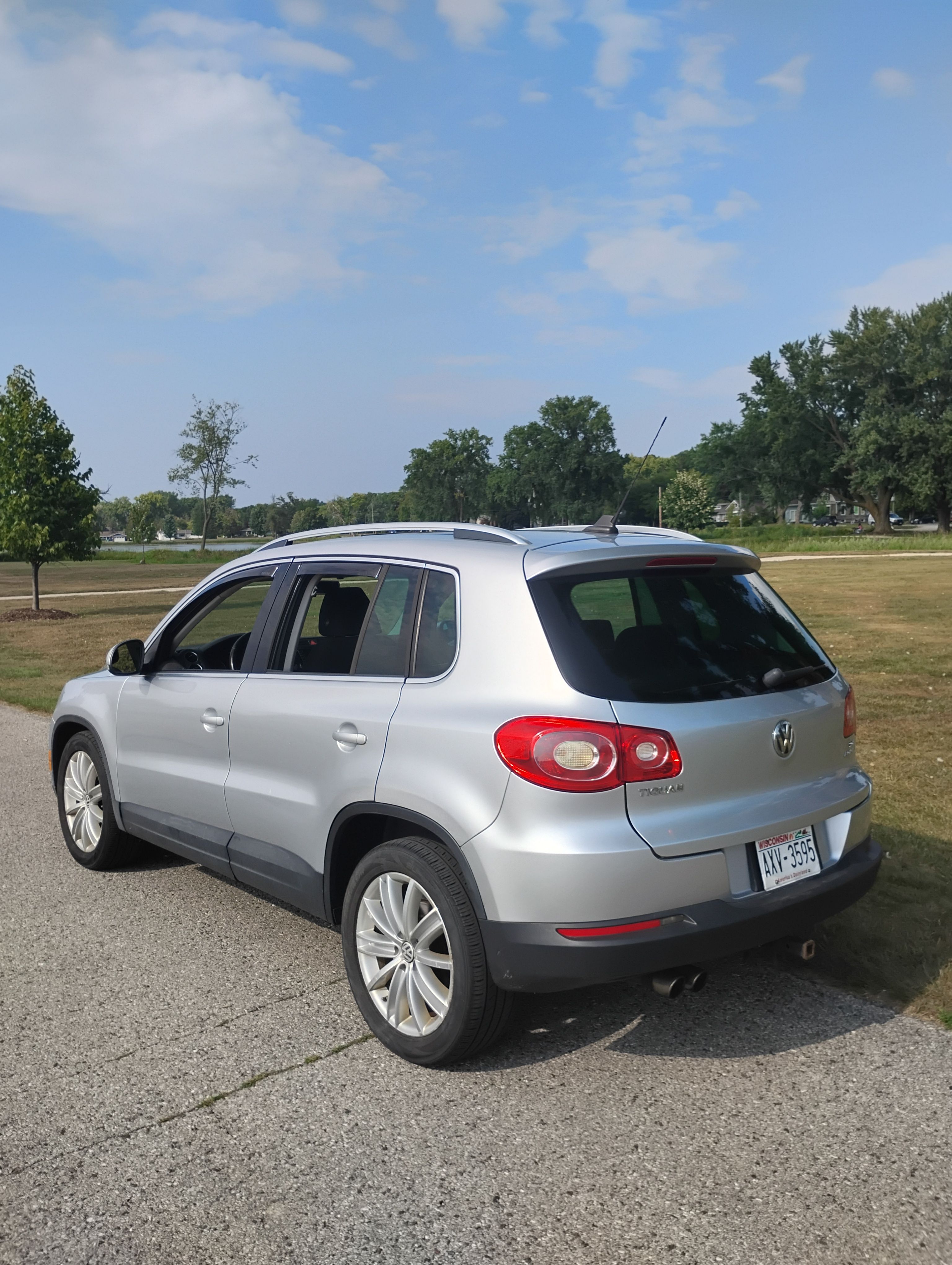 Used 2009 Volkswagen Tiguan SEL AWD/4WD image 2