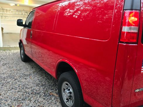 Used 2017 Chevrolet Express 2500 Van 3D image 13