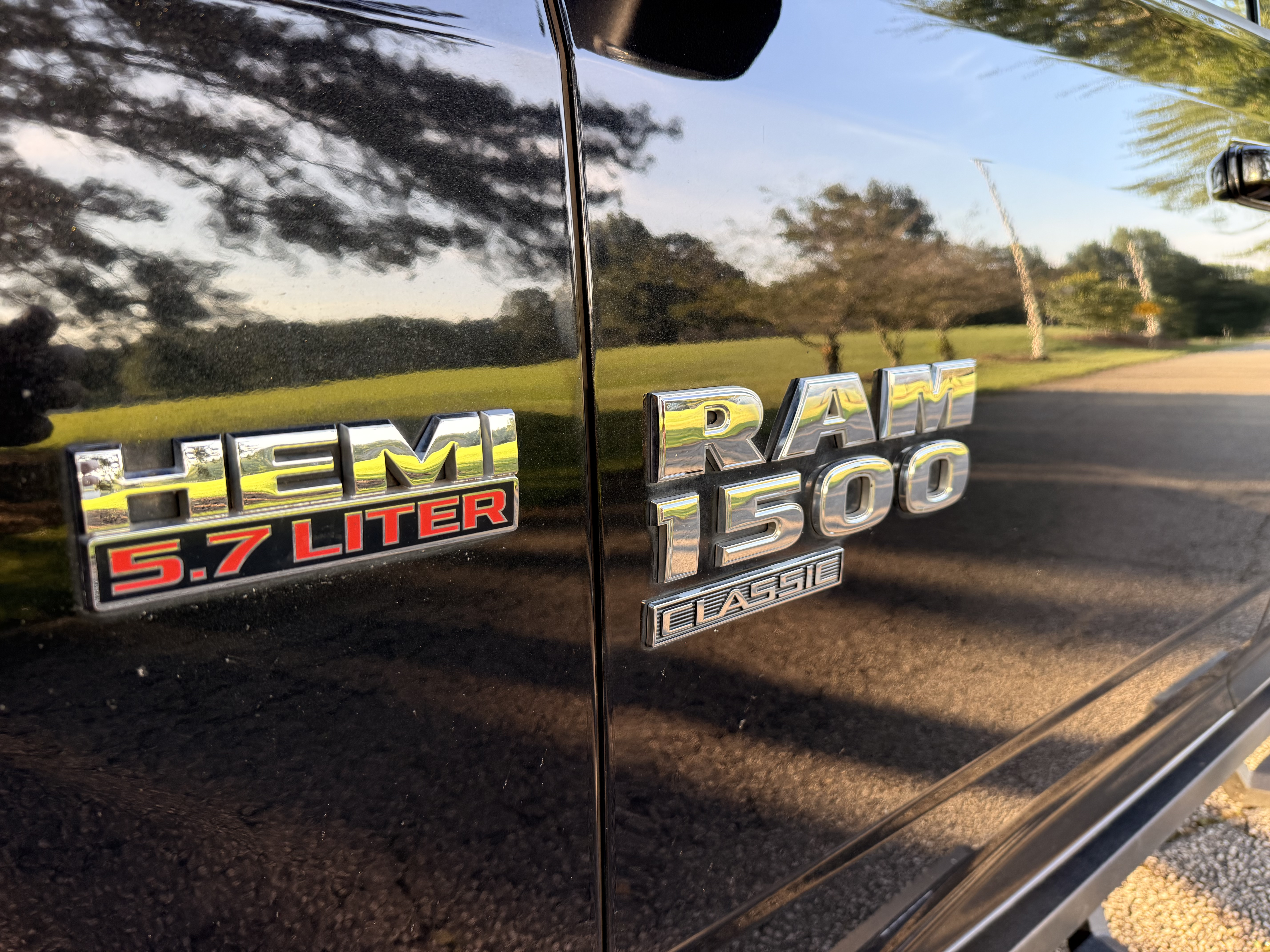 Used 2019 RAM 1500 Classic SLT w/ Luxury Group RWD image 5