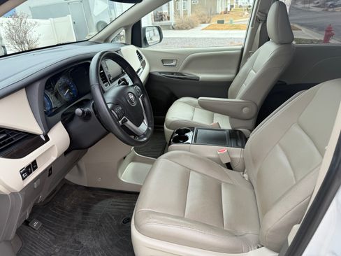 Used 2020 Toyota Sienna XLE Premium image 11