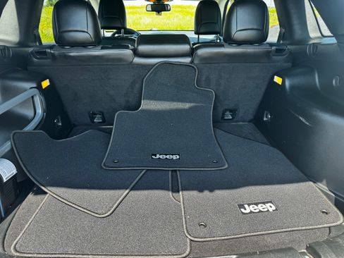 Used 2018 Jeep Cherokee Latitude Plus FWD image 16