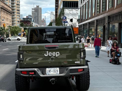 Used 2022 Jeep Gladiator Overland w/ Cold Weather Group image 5