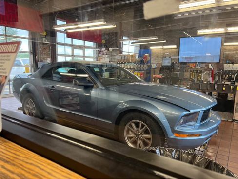 Used 2005 Ford Mustang Deluxe Convertible image 9