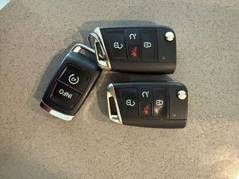 Used 2020 Volkswagen Tiguan SE image 14