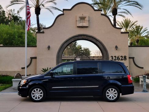 Used 2015 Chrysler Town & Country Touring image 1