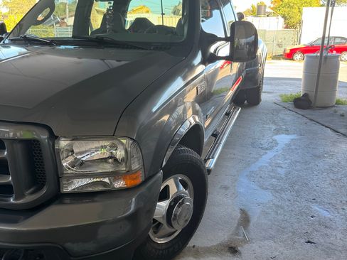 Used 2004 Ford F350 XLT image 2