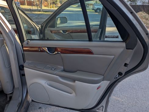 Used 2000 Cadillac De Ville Sedan w/ Comfort/Convenience Pkg image 5