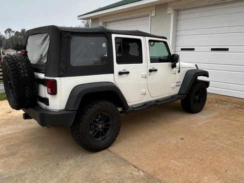 Used 2010 Jeep Wrangler Unlimited Sport image 9