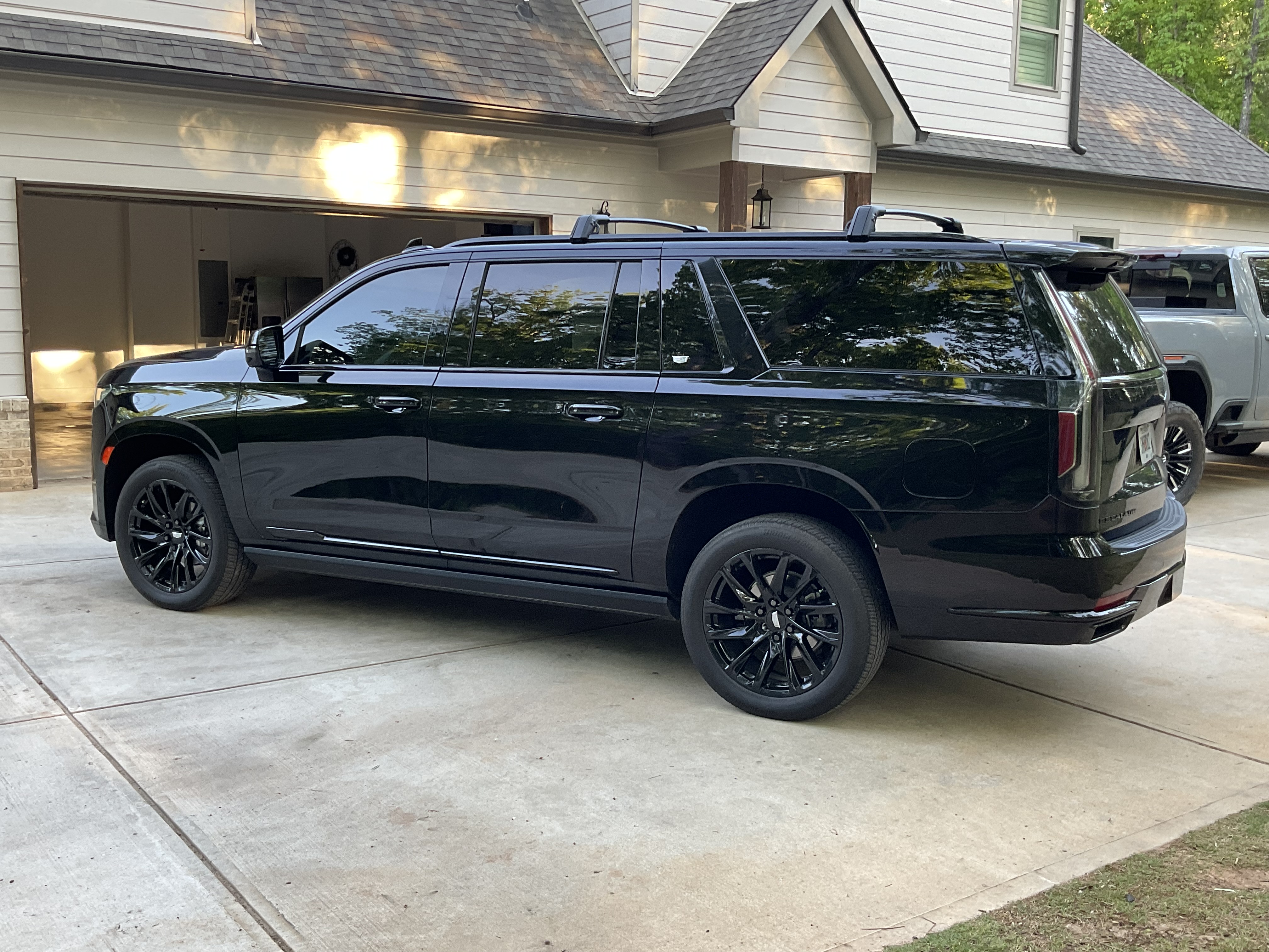 Used 2024 Cadillac Escalade ESV Sport w/ LPO, ONYX Package AWD/4WD image 10