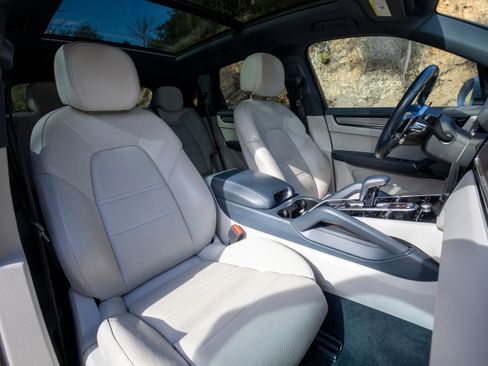 Used 2019 Porsche Cayenne S image 13