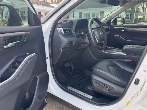 Used 2022 Toyota Highlander Limited image 12